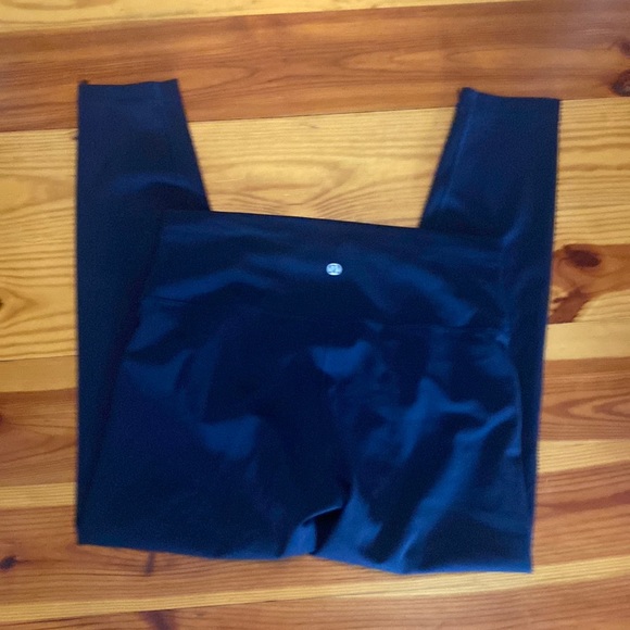 Navy lululemon size 12 great fit - Picture 1 of 4